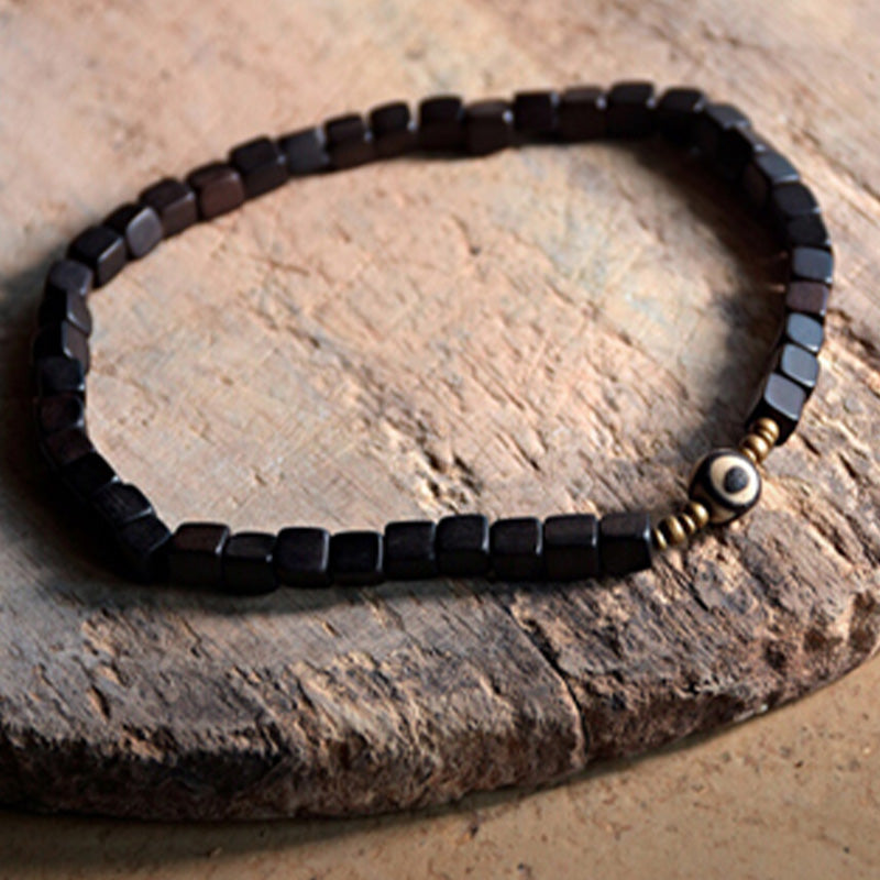 Schwarzes Ebenholz Armband mit Kupfer Perlen elastisch getragen.