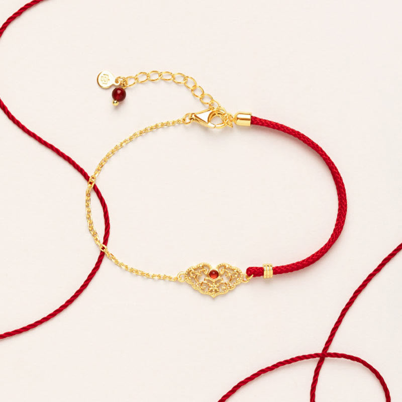 Armband – Glück & Stärke & Energie rotes Seidenband goldene Verzierung