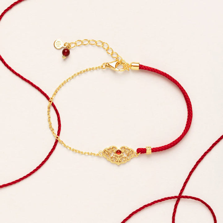 Armband – Glück & Stärke & Energie rotes Seidenband goldene Verzierung