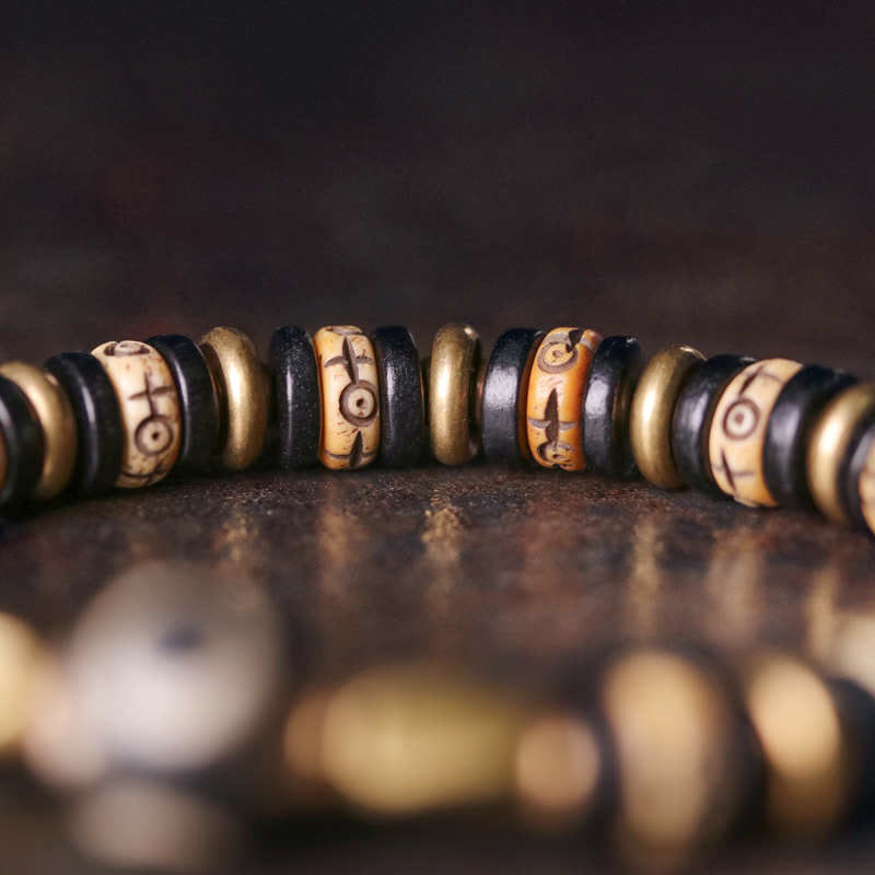 Armband Ebenholz – Stärke & Energie mit graviertem Design elegant arrangiert.