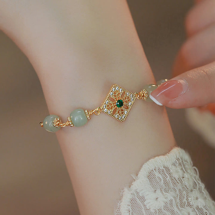 Hetian Jade Armband mit goldenem Verschluss am Handgelenk getragen elegant
