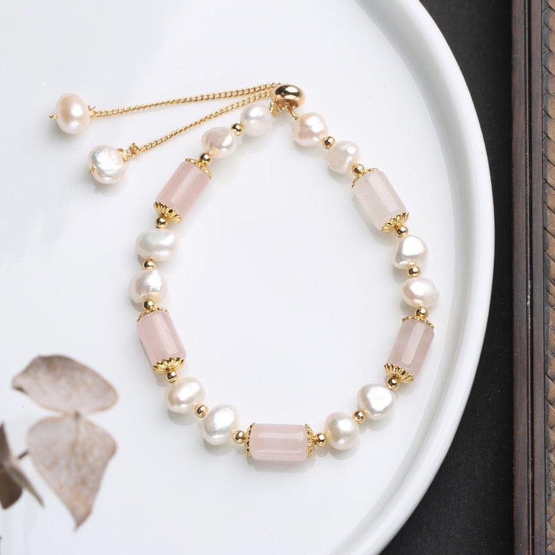 Armband mit Perlen und rosa Quarz Edelstein elegant.