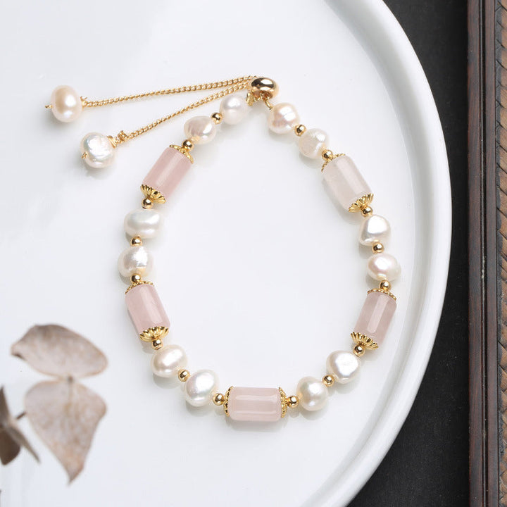 Armband mit Perlen und rosa Quarz Edelstein elegant.