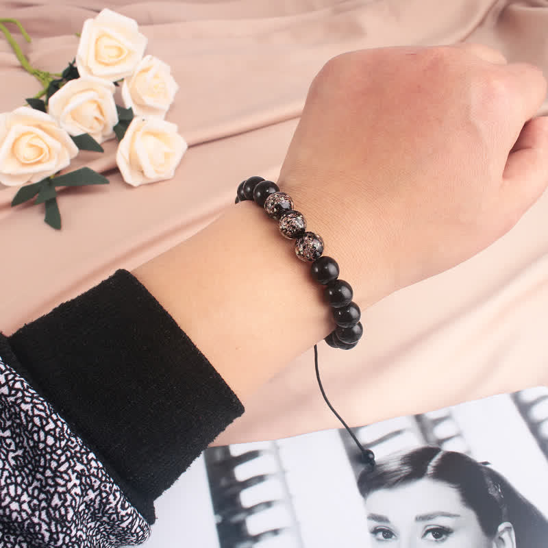 Armband Schwarzer Obsidian – Stärke mit silbernen Perlen elegant getragen