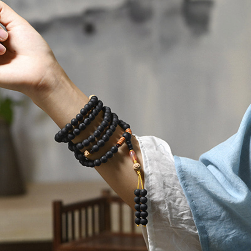Mala Armband am Handgelenk getragen schwarze Perlen Bodhi Samen Heilung