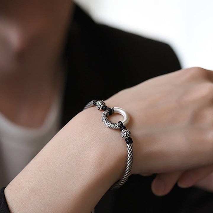 Silberarmband mit Kupfer Fu-Zeichen am Handgelenk elegant getragen