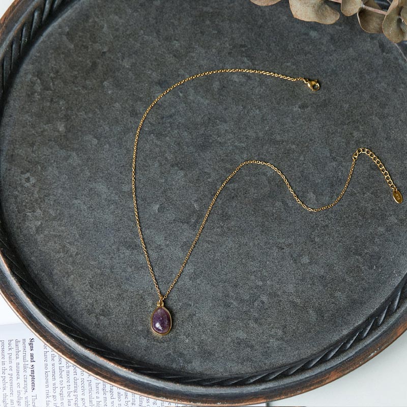Kette Aventurin Amethyst Rosenquarz – Segen – Bild 10 – Goldene Kette mit Amethyst Anhänger auf grauem Tablett
