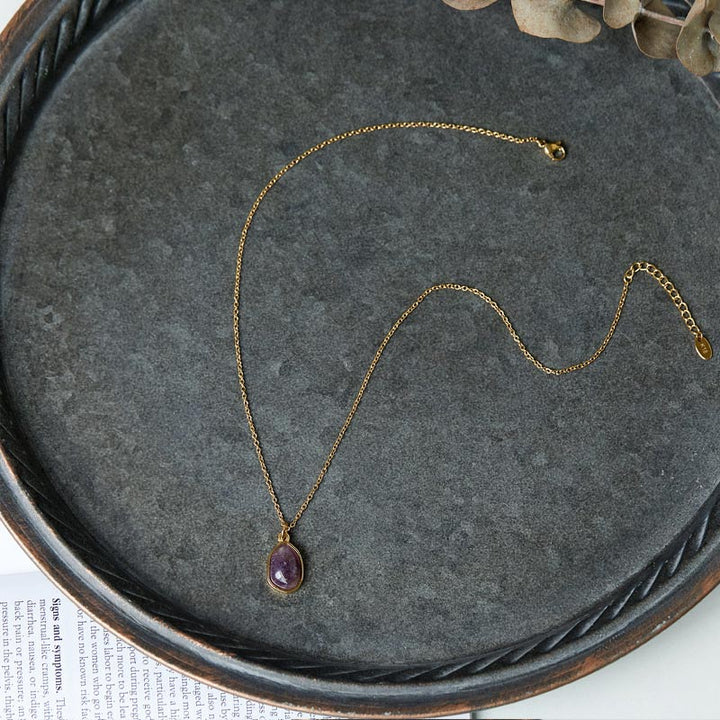 Kette Aventurin Amethyst Rosenquarz – Segen – Bild 10 – Goldene Kette mit Amethyst Anhänger auf grauem Tablett