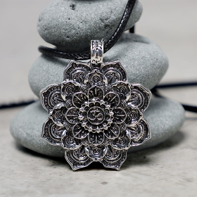 Kette Stein Lotus – Bild 2 – Silberner Lotus Mandala Anhänger an schwarzer Kette auf Steinen