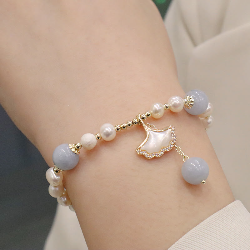Armband Aquamarin Perle Schmetterling Heilung elegant am Handgelenk getragen