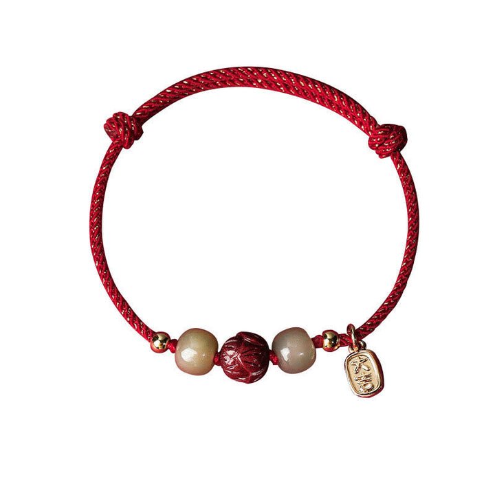 Rotes Armband mit Jade und Lotus-Anhänger elegantes Design.