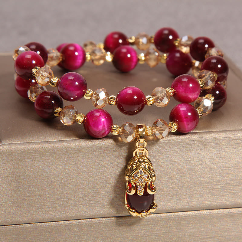Rotes Tigerauge Pixiu Armband mit goldenen Perlen Nahaufnahme Schmuck