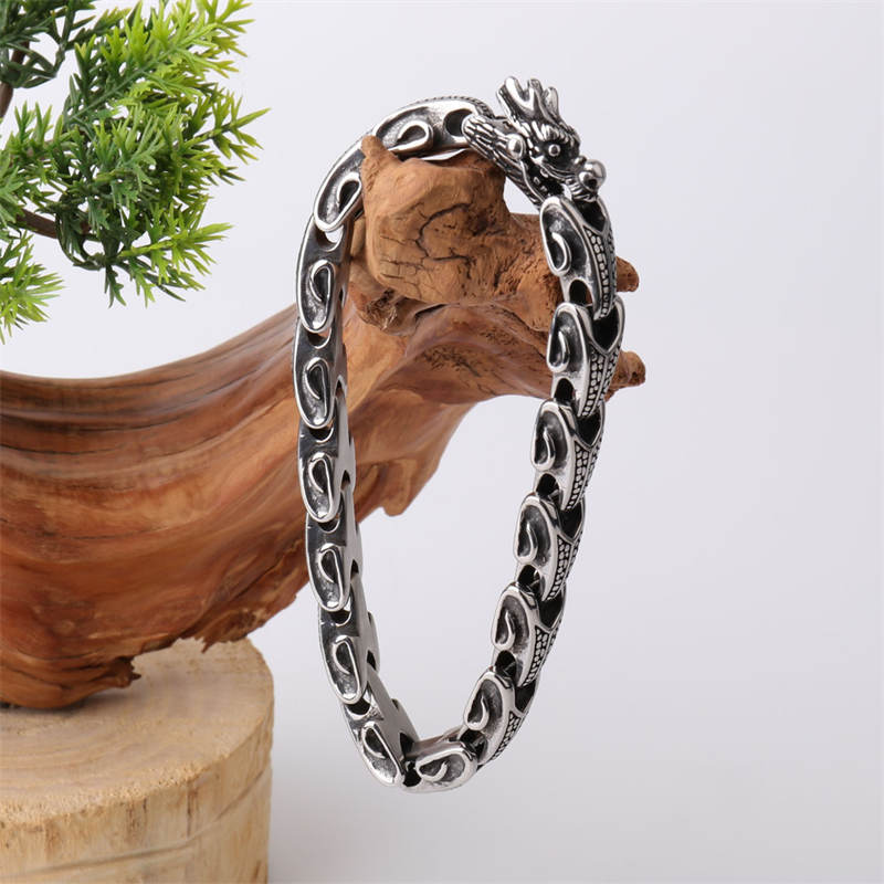 Silbernes Drachen Armband mit Holzschale und Bambusblättern Dekoration