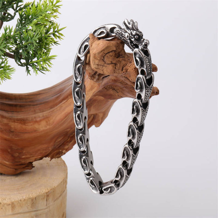 Silbernes Drachen Armband mit Holzschale und Bambusblättern Dekoration