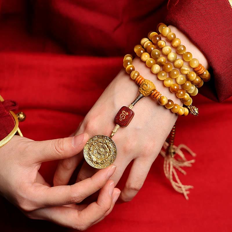 Mala Tigerauge Kupfer Schutz Armband mit goldenem Anhänger getragen