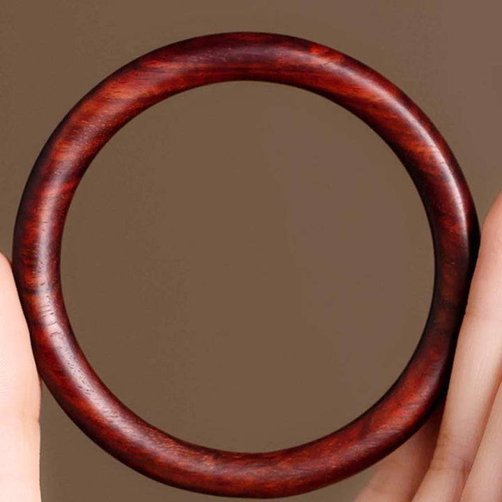 Rotes Sandelholz Armband am Handgelenk getragen Naturstein Schutz Schmuck