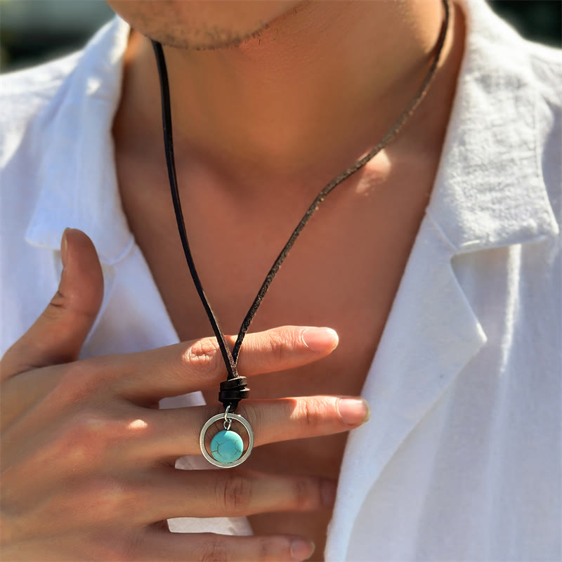 Kette Türkis Ring – Schutz & Stärke, schwarzes Lederband getragen