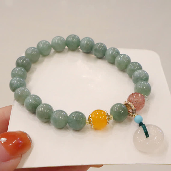 Jade Armband mit gelben und rosa Steinen elegant präsentiert