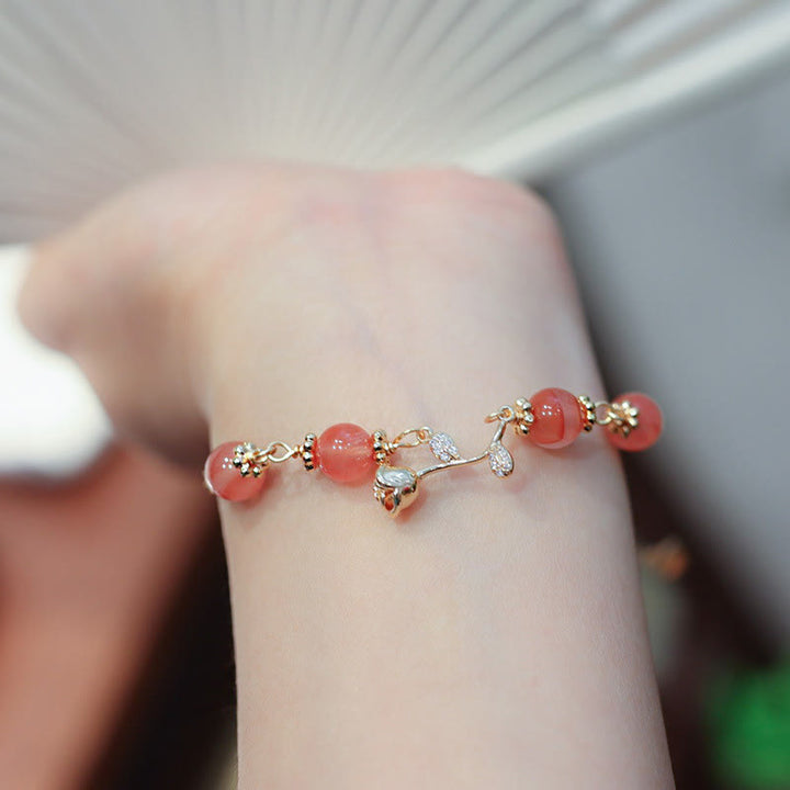 Armband Roter Achat – Ruhe mit Blattdetails am Handgelenk getragen