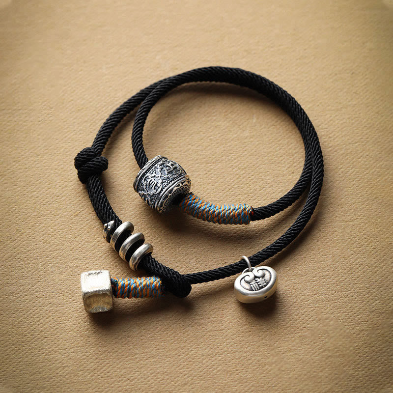 Schwarzes geflochtenes Armband Om Mani Padme Hum Doppelgeflochten mit Metallverzierungen Flachaufnahme