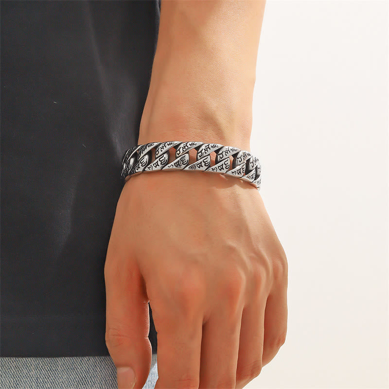 Silbernes Om Mani Padme Hum Armband am Handgelenk getragen elegantes Design