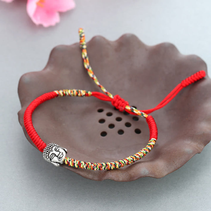 Rotes geflochtenes Buddha Armband mit goldenen Perlen Knoten.