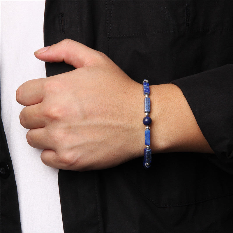 Tigerauge Amethyst Armband am Handgelenk getragen blauer Naturstein elastisch