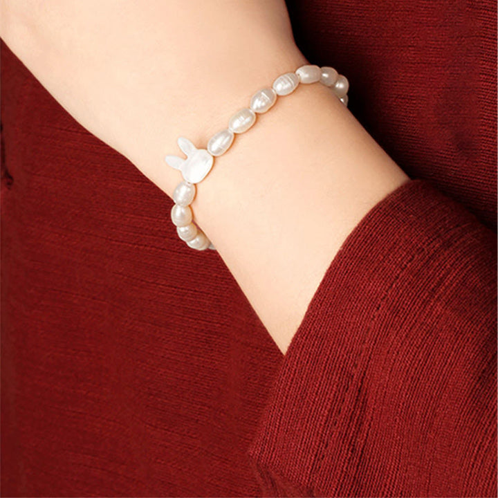 Armband Perle Hase Aufrichtigkeit weiß elastisch Handgelenk getragen