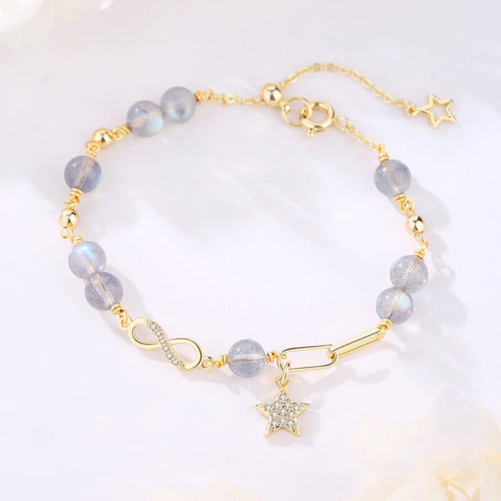 Elegantes Armband mit Labradorit-Perlen und goldenem Stern-Anhänger.
