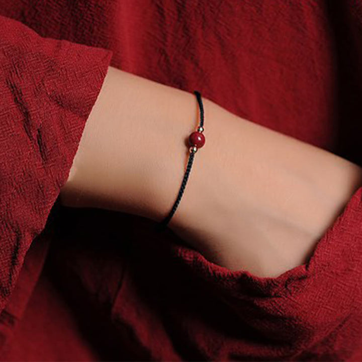 Armband Zinnober – Segen & Segen rotes Perlen-Armband elegant am Handgelenk getragen