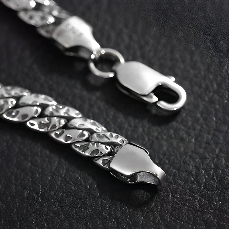 Silbernes Armband Kupfer Glück Harmonie Kette elegantes Design Nahaufnahme.