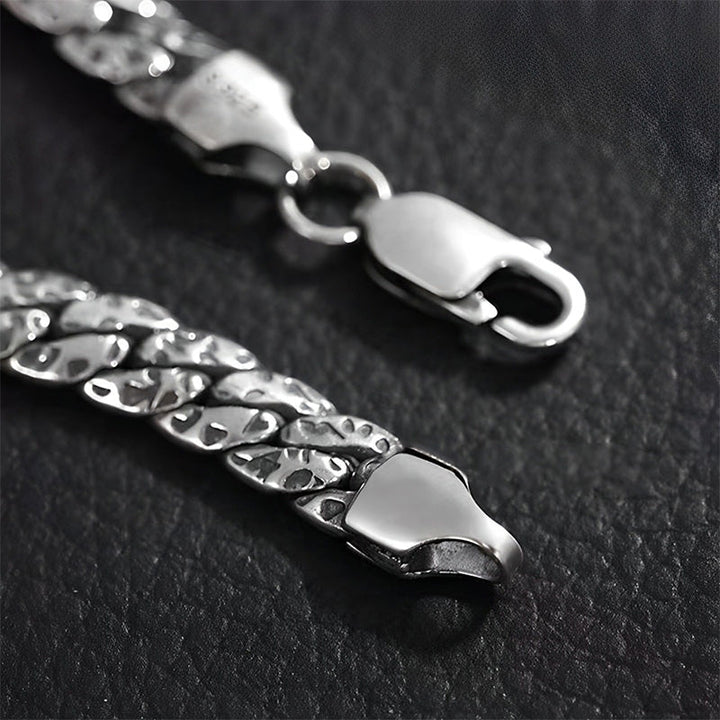 Silbernes Armband Kupfer Glück Harmonie Kette elegantes Design Nahaufnahme.