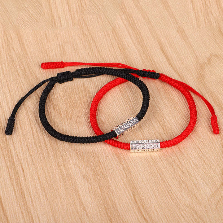 Rotes und schwarzes Armband Om Mani Padme Hum mit Silberplakette elegant.