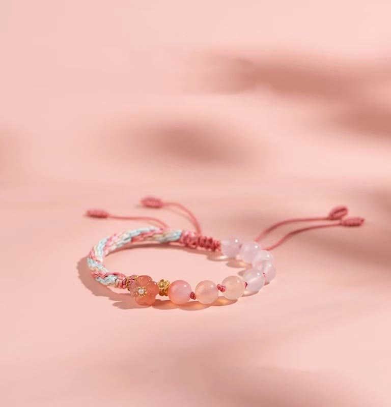Armband Achat Pfirsichblüte am Handgelenk mit Natursteinen und Seidenschnur