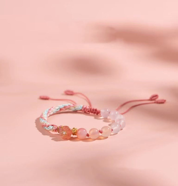Armband Achat Pfirsichblüte am Handgelenk mit Natursteinen und Seidenschnur