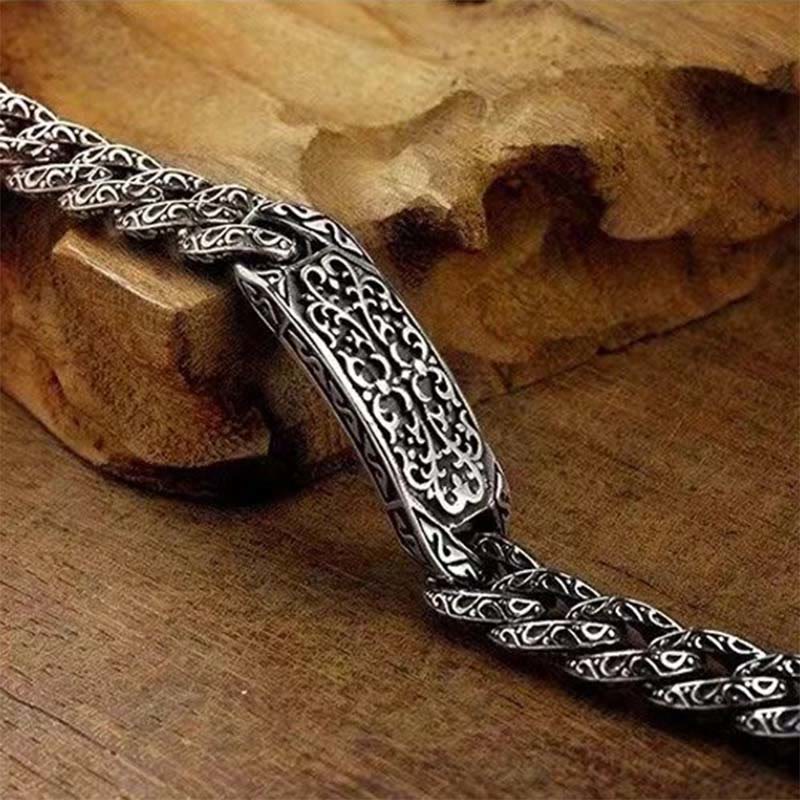 Silbernes Armband mit Ornamenten am Handgelenk getragen Heilung Segen