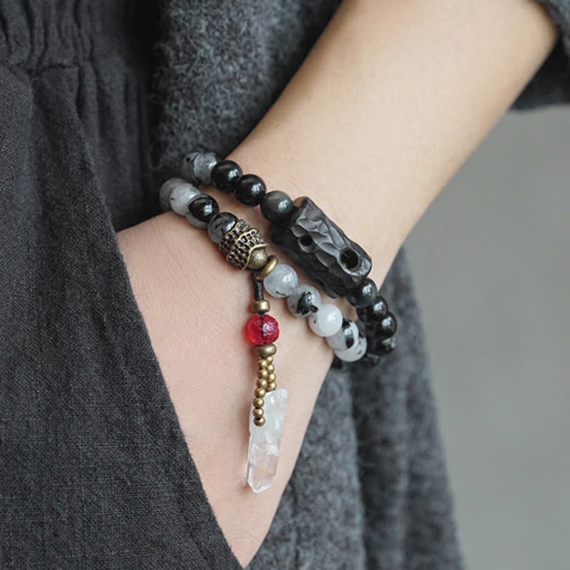 Schwarze Achatkugeln Armband mit weißem Kristallanhänger am Handgelenk getragen