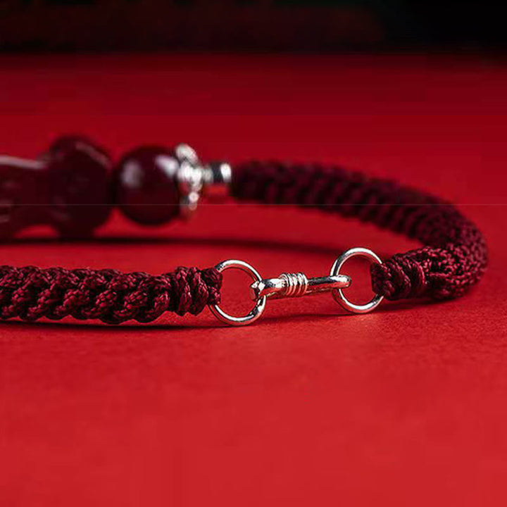 Zinnober Pixiu Armband Glück Wohlstand rotes Armband Nahaufnahme Flatlays