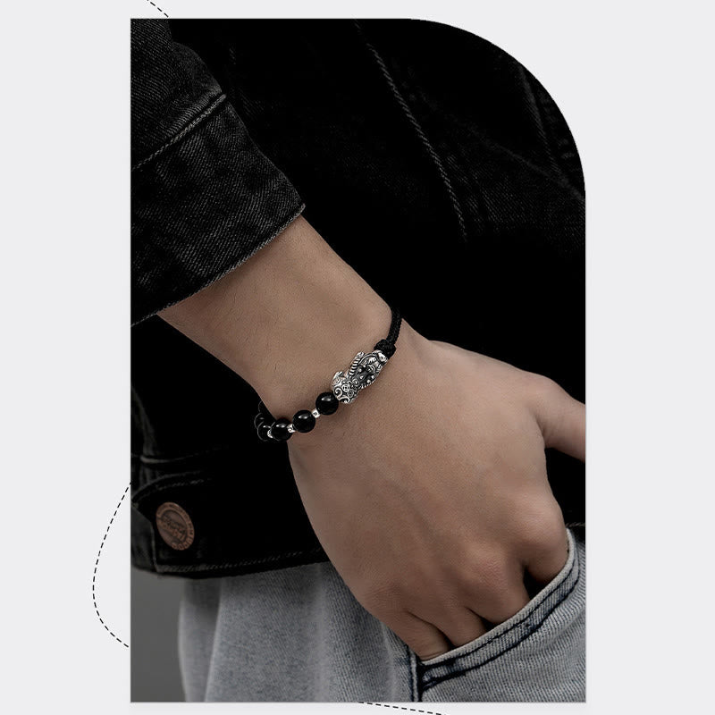 Schwarzes Obsidian Pixiu Armband 925 Silber an männlicher Hand getragen