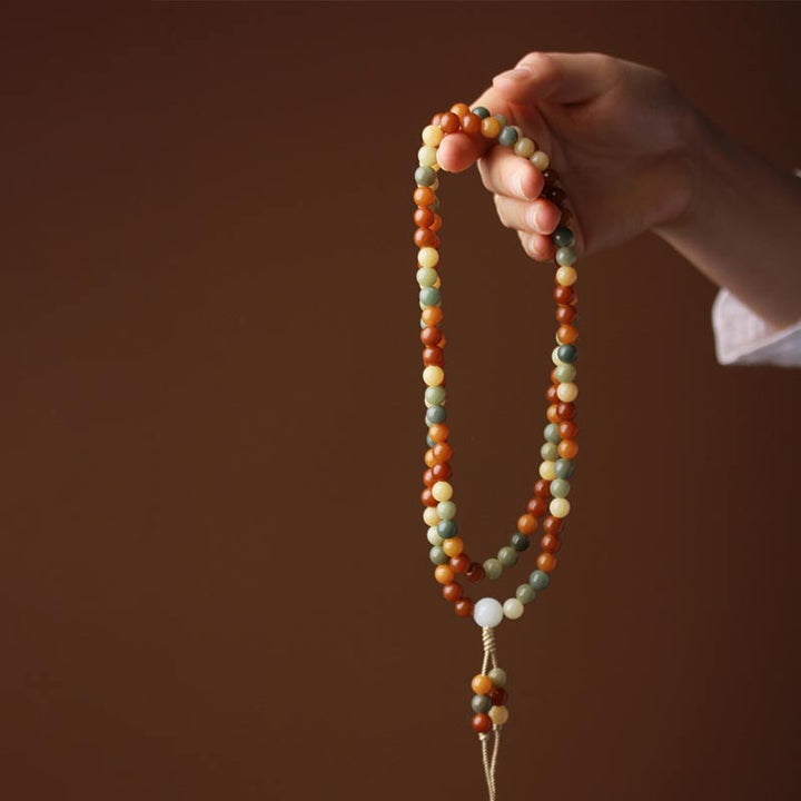 Mala Bodhi Harmonie Halskette in Hand gehalten bunte Natursteine Perlen