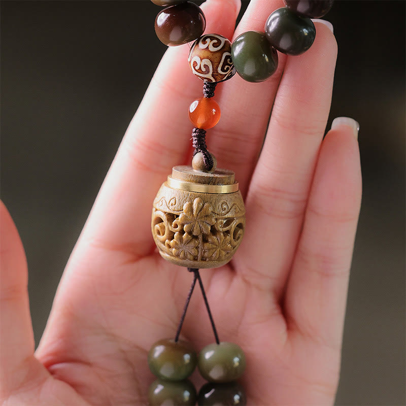 Mala 108 Perlen Bodhi Balance Armband mit Natursteinen elegant getragen