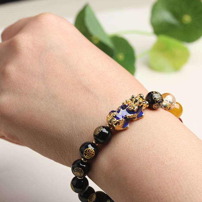 Obsidian Pixiu Armband am Handgelenk getragen mit schwarzen Steinen Glück