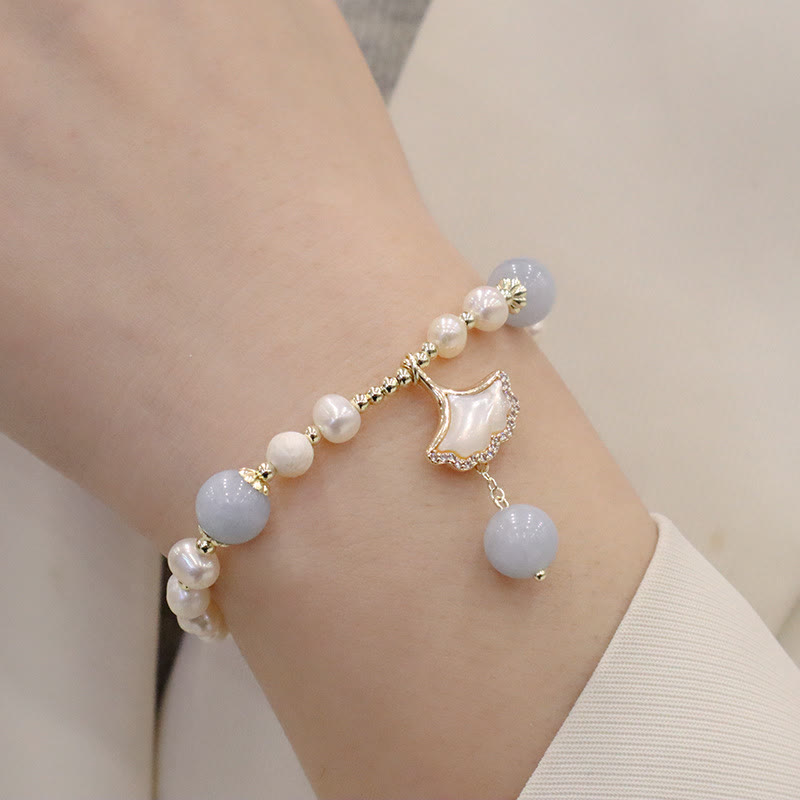 Armband Aquamarin Perle Schmetterling – Heilung am Handgelenk getragen elegant
