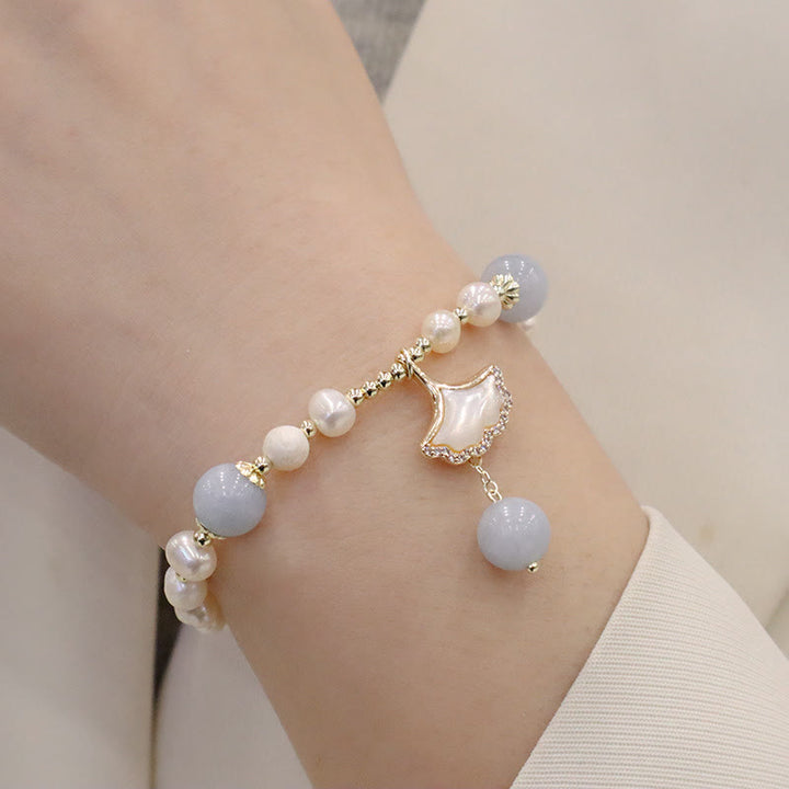 Armband Aquamarin Perle Schmetterling – Heilung am Handgelenk getragen elegant