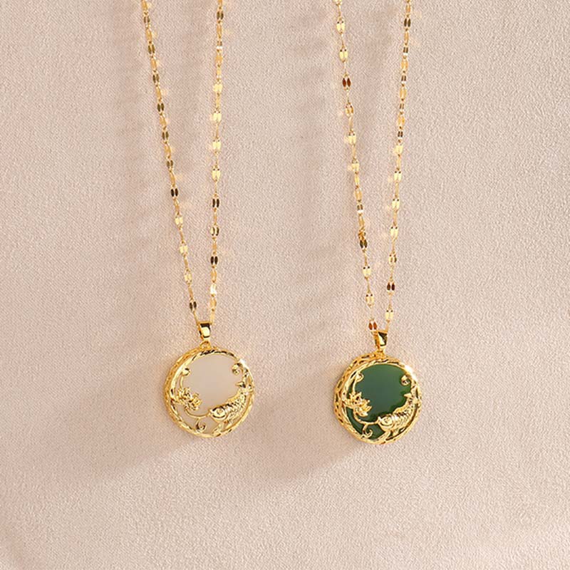 Elegante Kette mit Jade Koi Lotus Anhänger in Gold