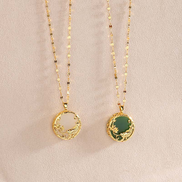 Elegante Kette mit Jade Koi Lotus Anhänger in Gold