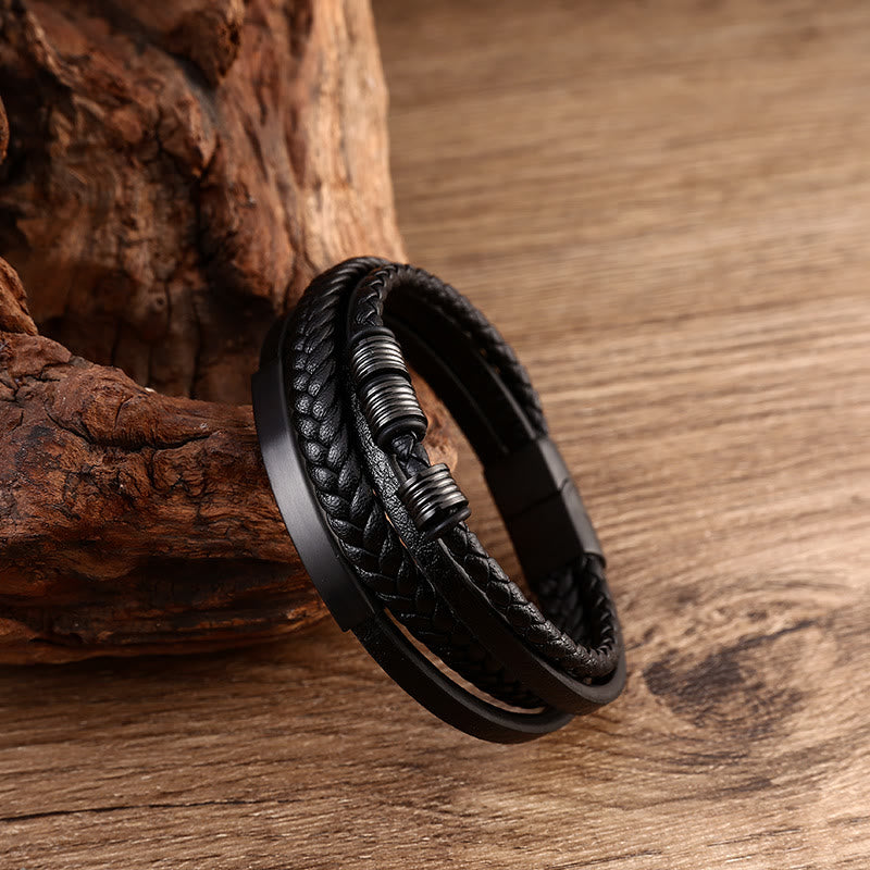 Schwarzes magnetisches Armband mit Edelsteinen auf Holz eleganten Stil