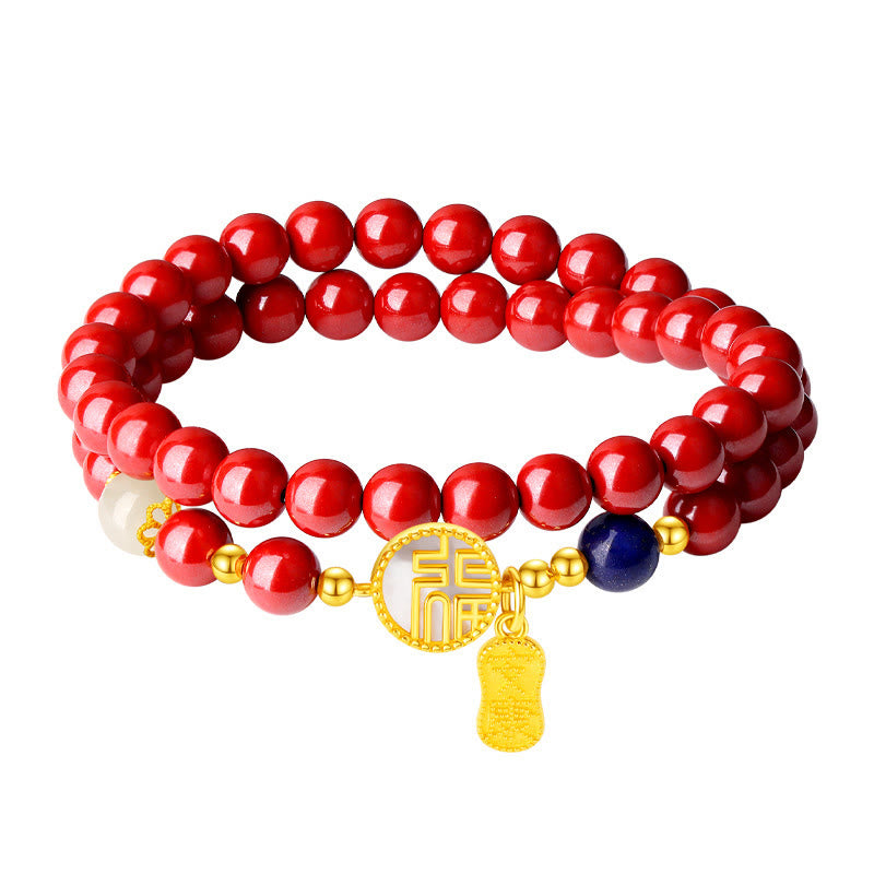 Rotes Armband mit goldenem Fu-Zeichen Anhänger elegantes Design getragen