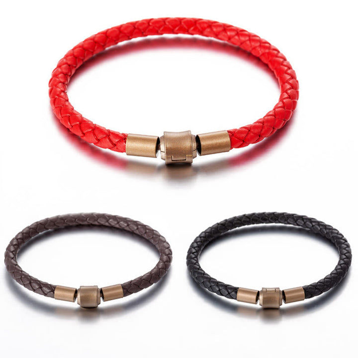 Drei geflochtene Leder Armbänder in Rot, Braun und Schwarz mit Magnetverschluss.
