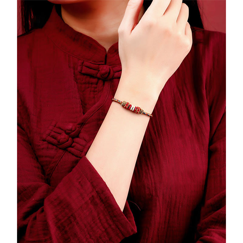 Armband Geflochtenes Rotes Schnur Karma am Handgelenk getragen rote Kordel
